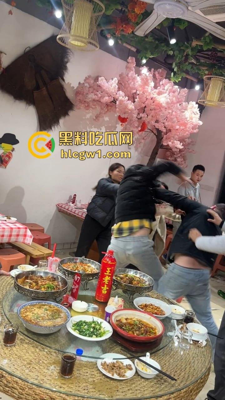 南昌辉仔与胖子大锅菜抓奸现场大打出手！头破血流，整个店的人都吃瓜，饭都吃不成！-8
