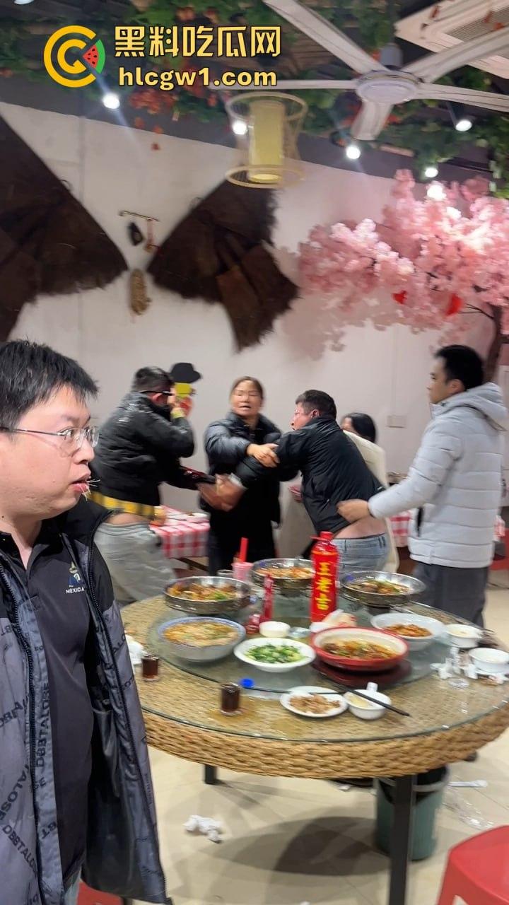 南昌辉仔与胖子大锅菜抓奸现场大打出手！头破血流，整个店的人都吃瓜，饭都吃不成！-9