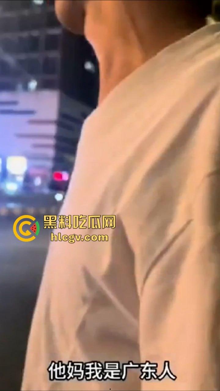 你这一身衣服值50块钱吗？ 男子开老款CC路怒美式拦截特斯拉 并辱骂对方是穷逼！-7