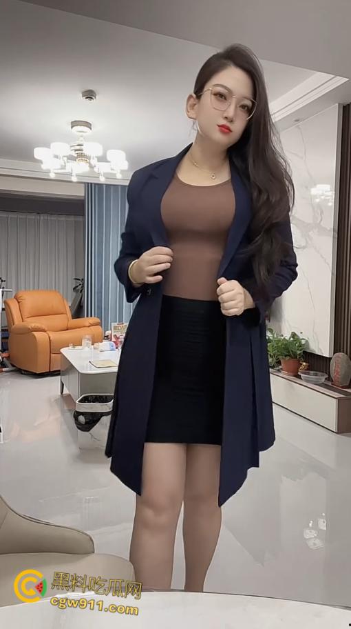 抖音熟女母狗【王秘书呀】，想尽办法勾引男人，巨乳翘臀抠逼自慰，全自动口活干炮一条龙，黑丝翘臀被疯狂打桩 ！-2