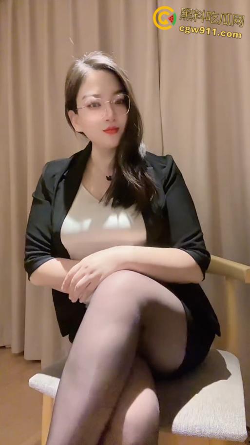 抖音熟女母狗【王秘书呀】，想尽办法勾引男人，巨乳翘臀抠逼自慰，全自动口活干炮一条龙，黑丝翘臀被疯狂打桩 ！-3