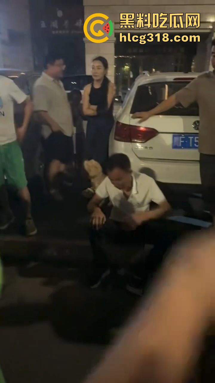 四川中年男子借学术名义哄骗12岁少女开房,被女孩家长逮到后当街暴打,这真的是禽兽不如呀!-8