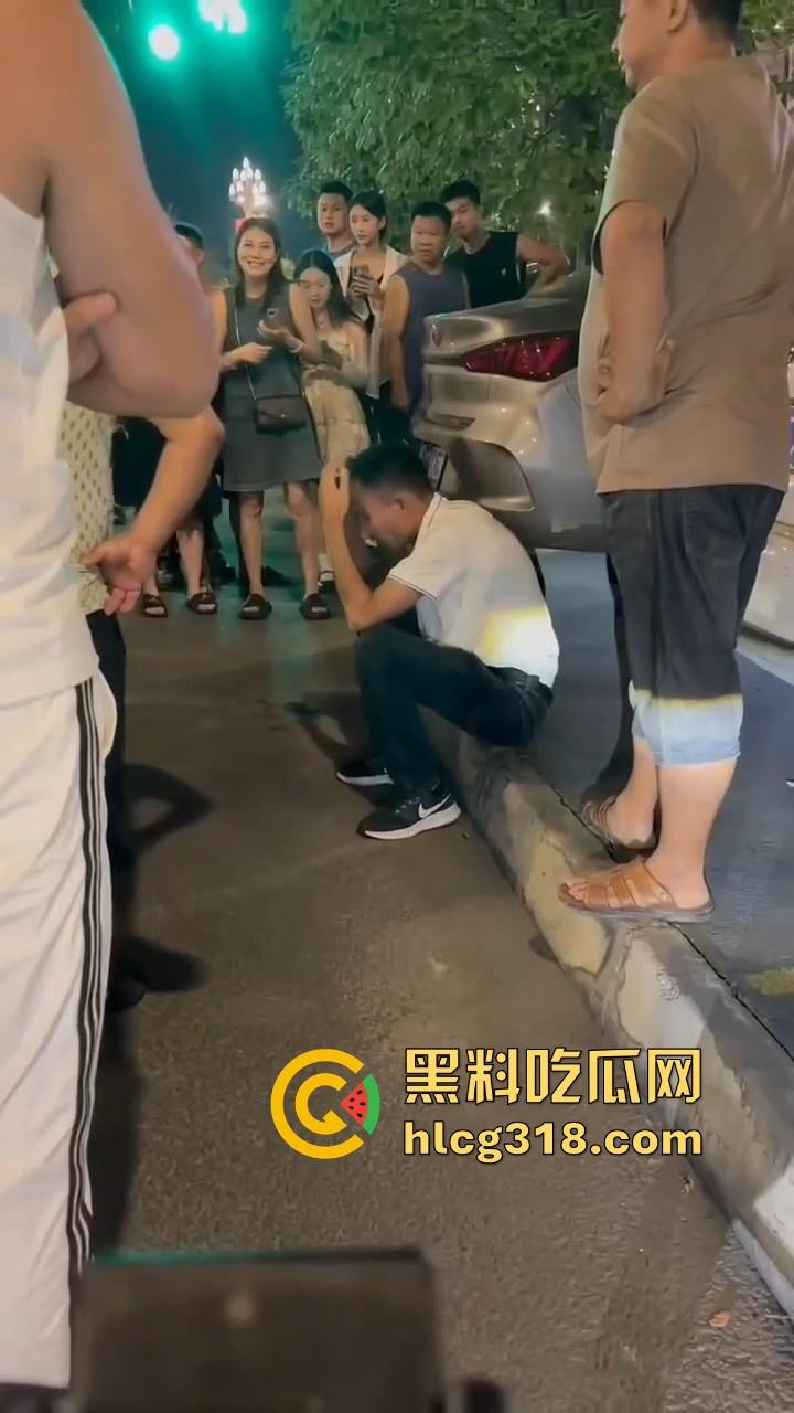 四川中年男子借学术名义哄骗12岁少女开房,被女孩家长逮到后当街暴打,这真的是禽兽不如呀!-10