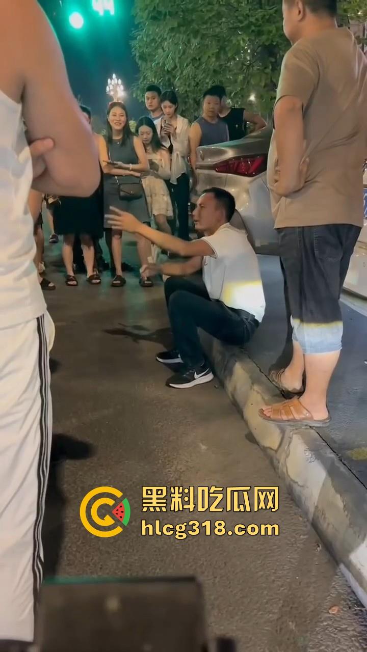 四川中年男子借学术名义哄骗12岁少女开房,被女孩家长逮到后当街暴打,这真的是禽兽不如呀!-11