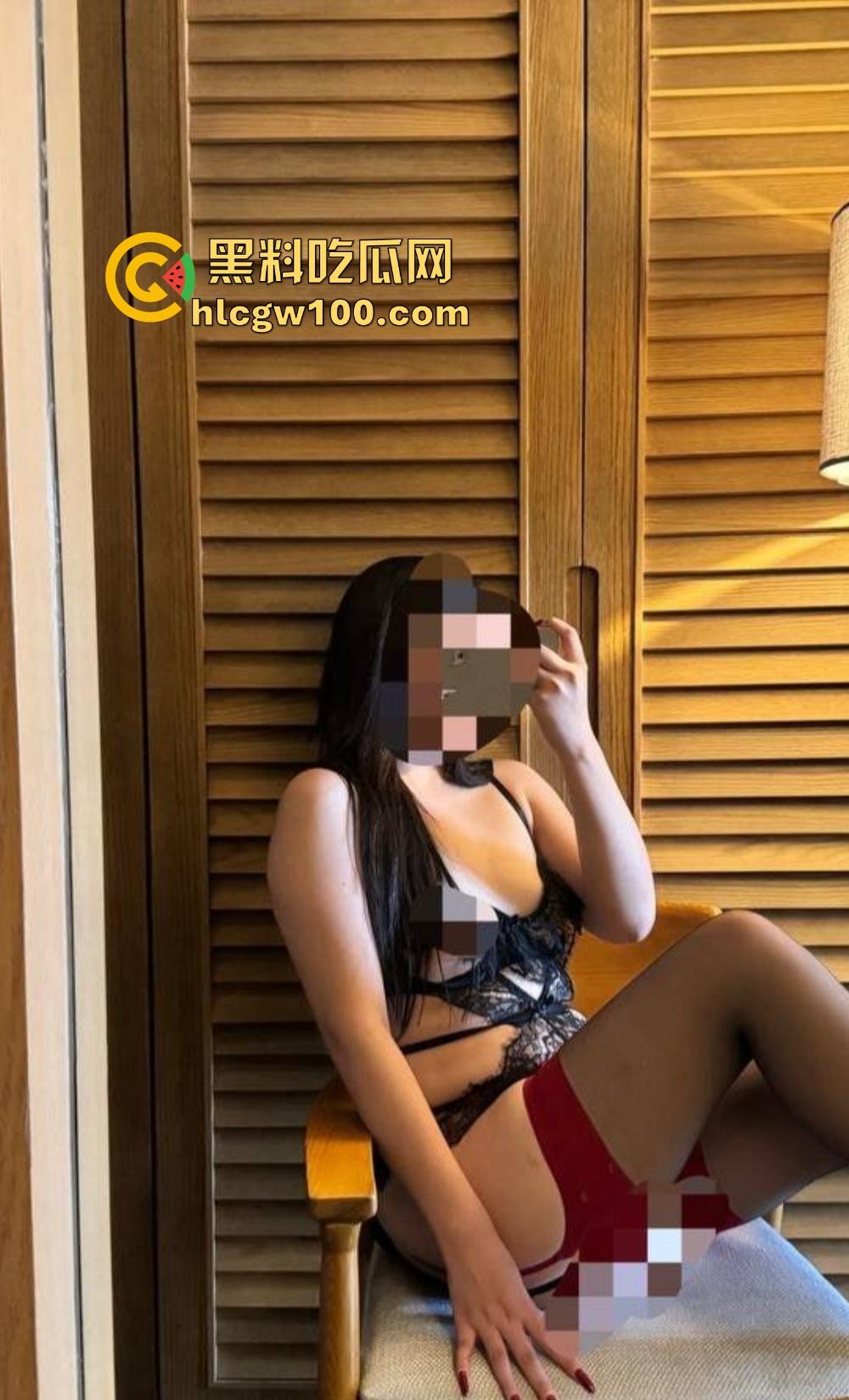 顶级人妻『曼曼奇』推特调教曝光，拳交淋尿群啪性虐，肉便器舔脚吞口水，泄欲母狗任人羞辱！-4