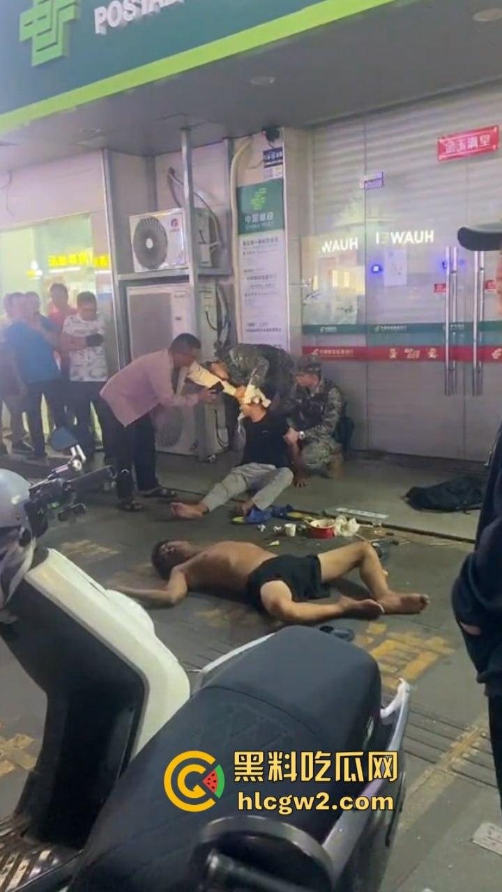 海南三亚商品街多名精神老哥抡棍火当街挥刀 案发现场视频流出 挂了一个？-3