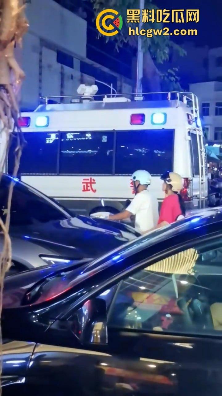 海南三亚商品街多名精神老哥抡棍火当街挥刀 案发现场视频流出 挂了一个？-8