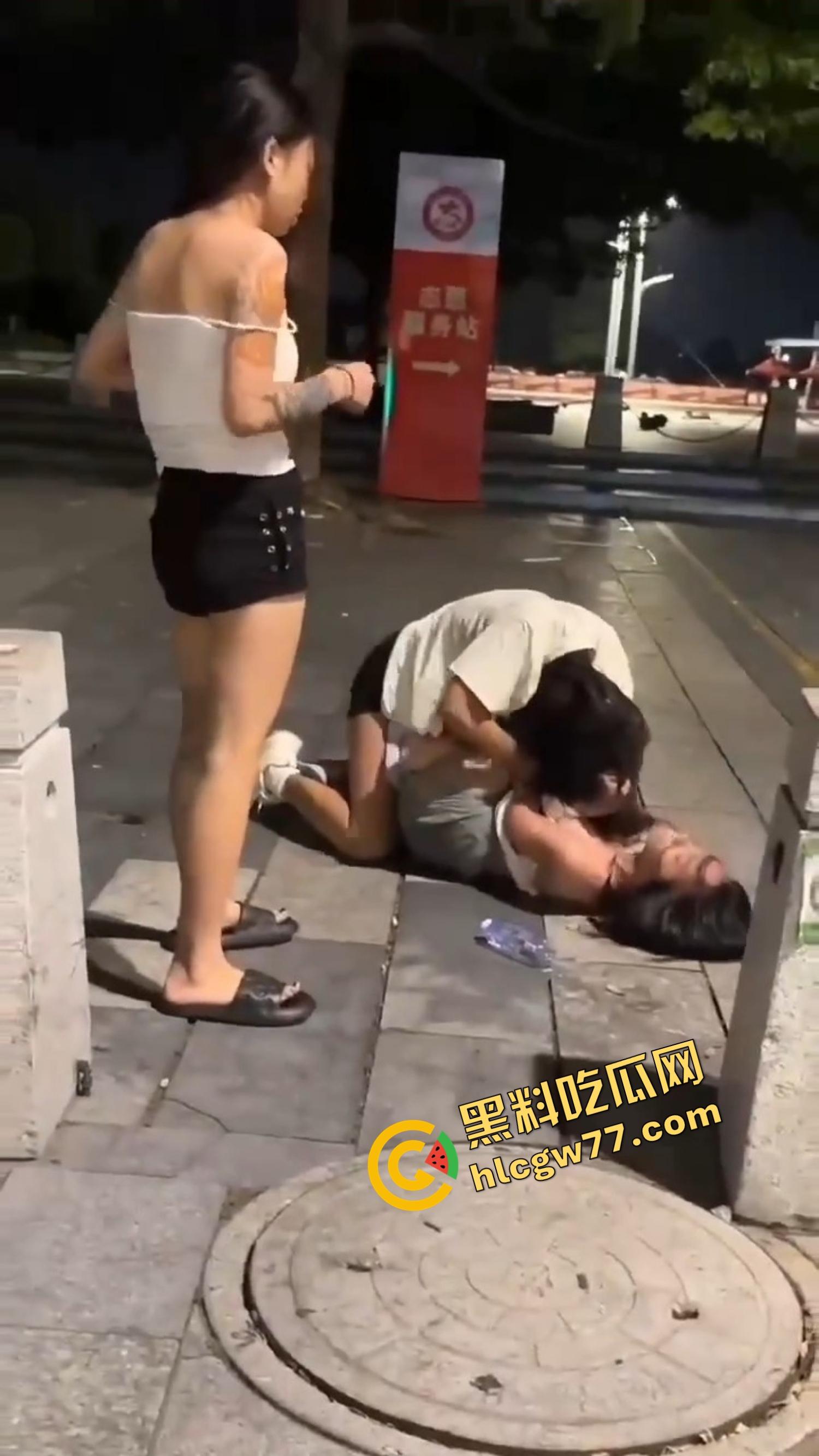 南昌精神小妹当街撕逼奶都露了，精神小伙骑电瓶车劝架他不是拉架，他是开电瓶车撞进去！-3