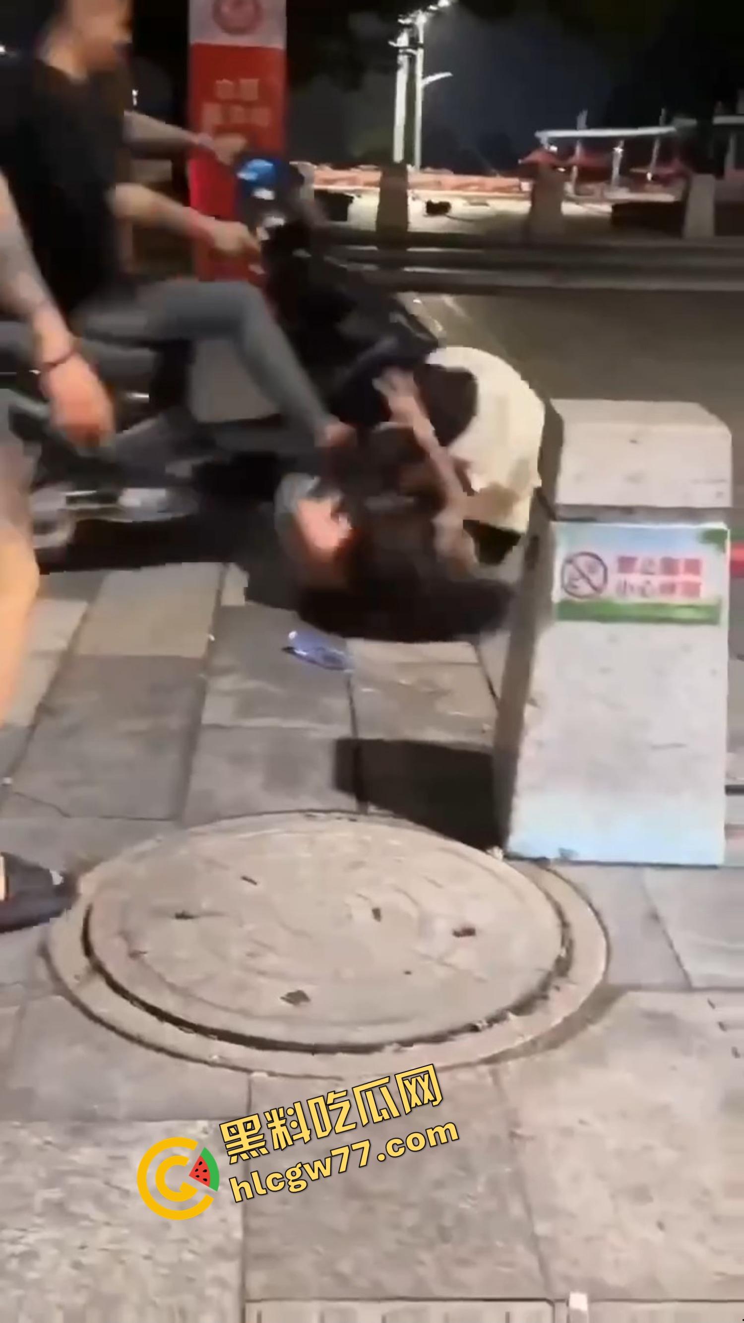 南昌精神小妹当街撕逼奶都露了，精神小伙骑电瓶车劝架他不是拉架，他是开电瓶车撞进去！-6