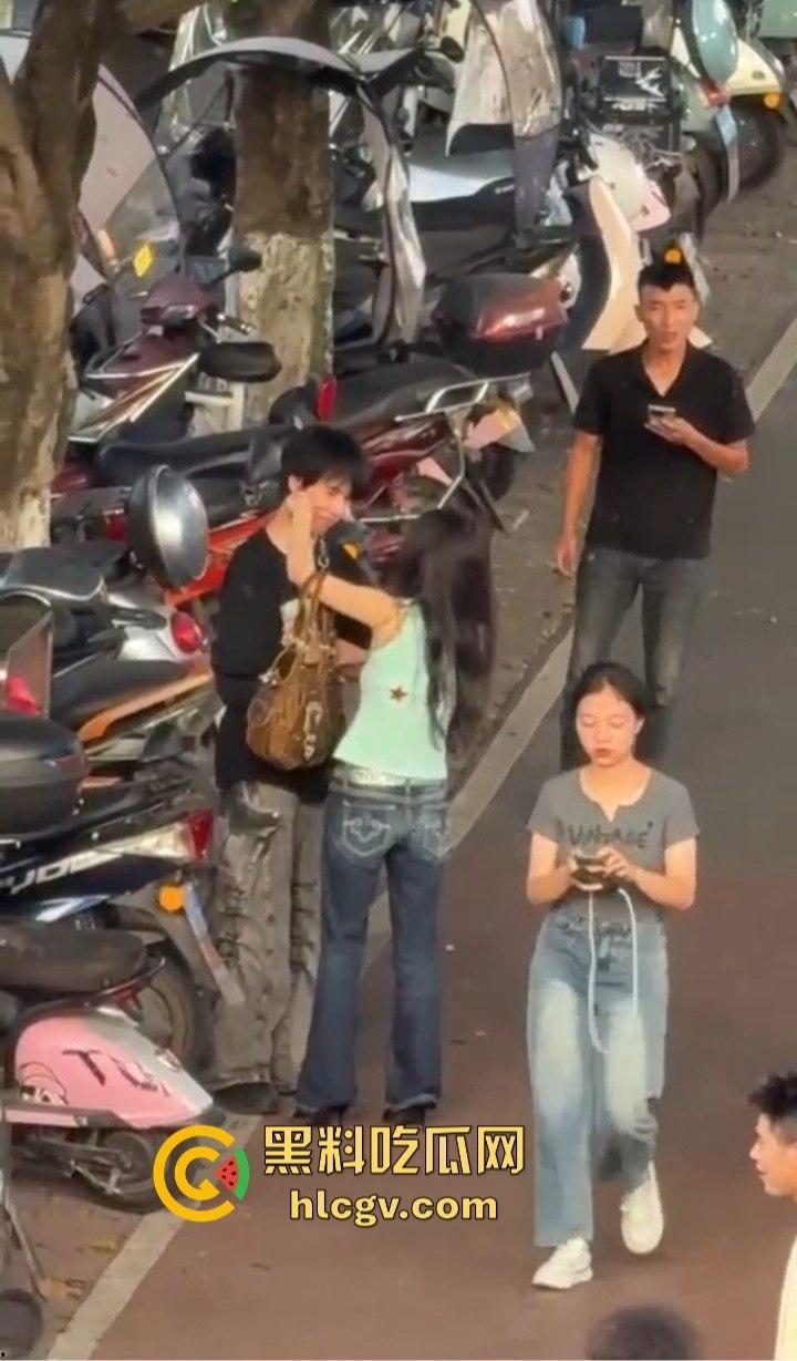 重庆渣男多次出轨被女友当街教训！肘击扇脸一顿狂揍，高跟鞋拔子差点上脸，最后道歉还发QQ空间！-17