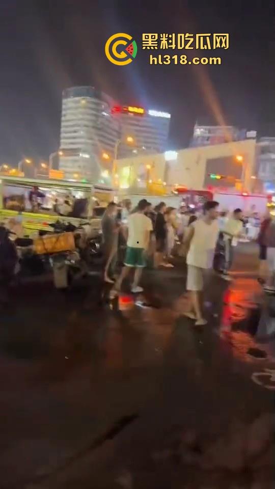 成都双流交叉路口爆发严重交通事故，小轿车猛冲摆摊夜市人群，1死4伤，严重怀疑是报复社会的！-2