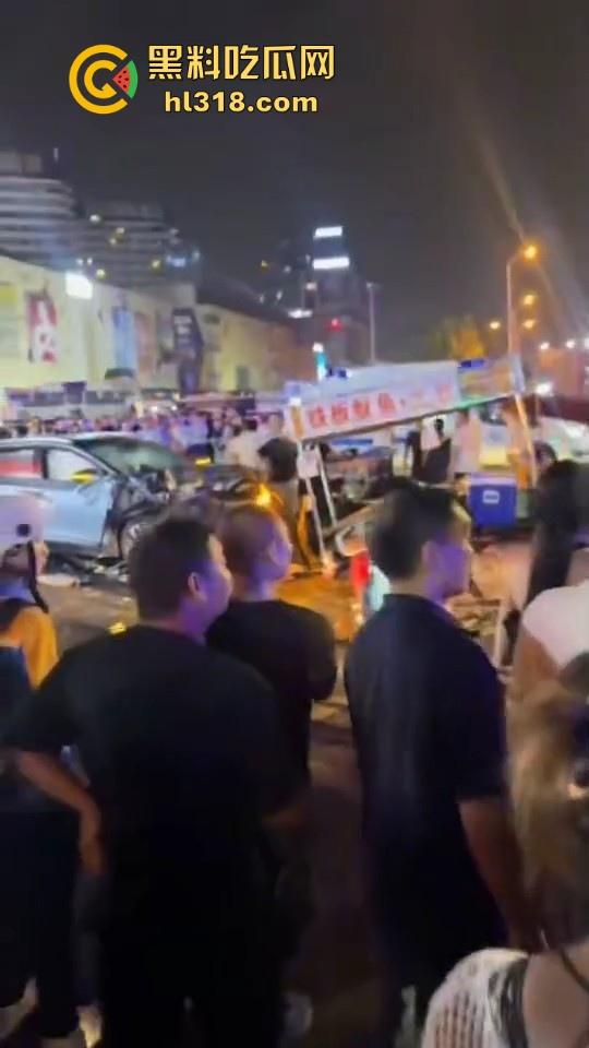 成都双流交叉路口爆发严重交通事故，小轿车猛冲摆摊夜市人群，1死4伤，严重怀疑是报复社会的！-3