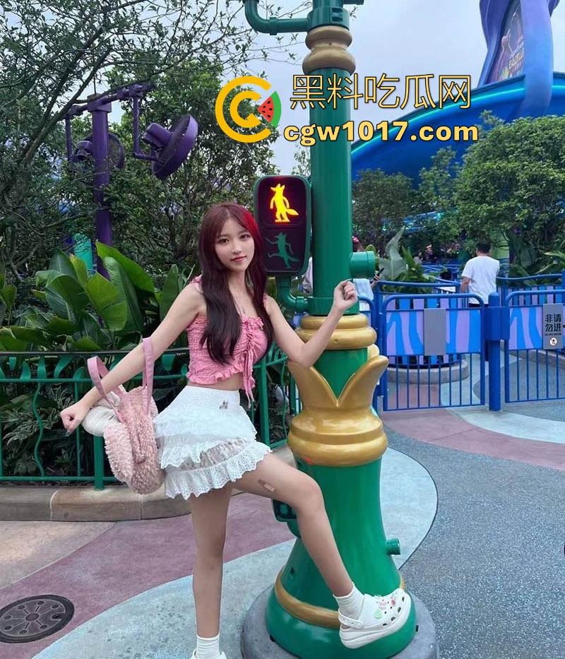 二次元coser少女【刘姿晴】被金主包养调教，清纯coser变淫荡母狗，姿势不停切换，狂操嫩穴叫声勾魂骚浪！-1