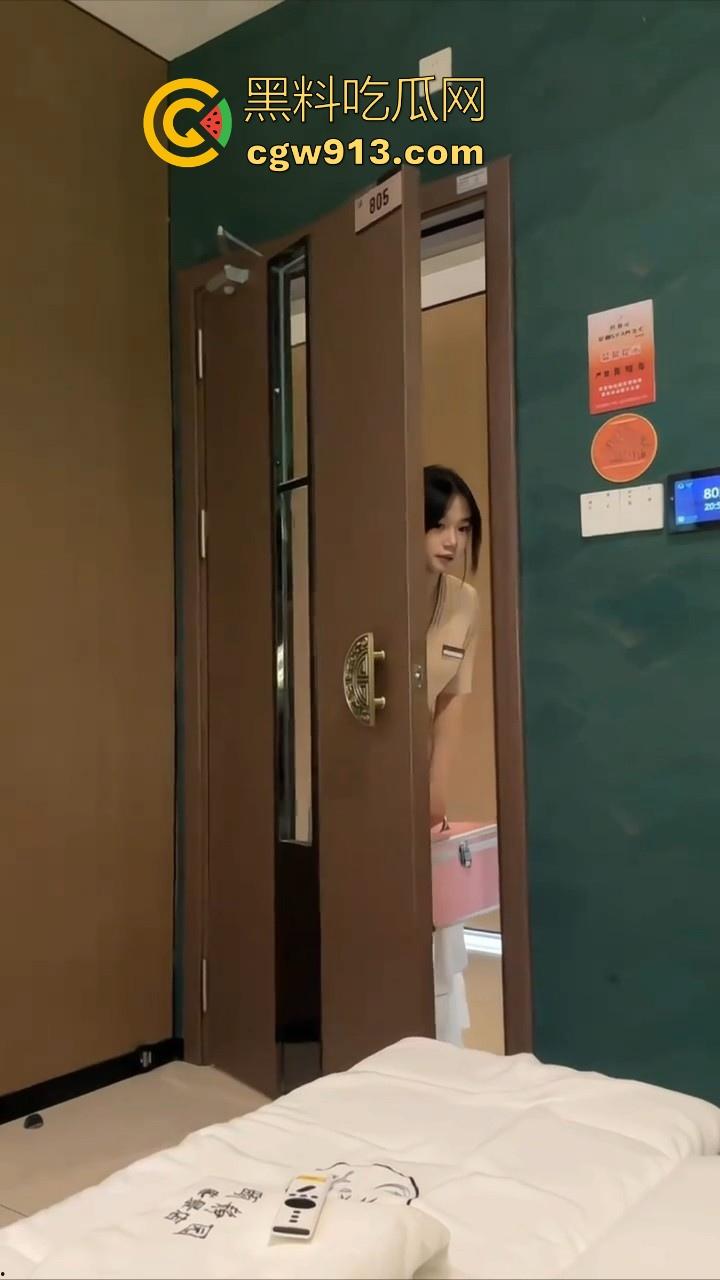 沐足偶遇白月光技师，甜美可爱清纯温柔，怒砸3000带回酒店后入，年轻时得不到的加倍操回来！-1