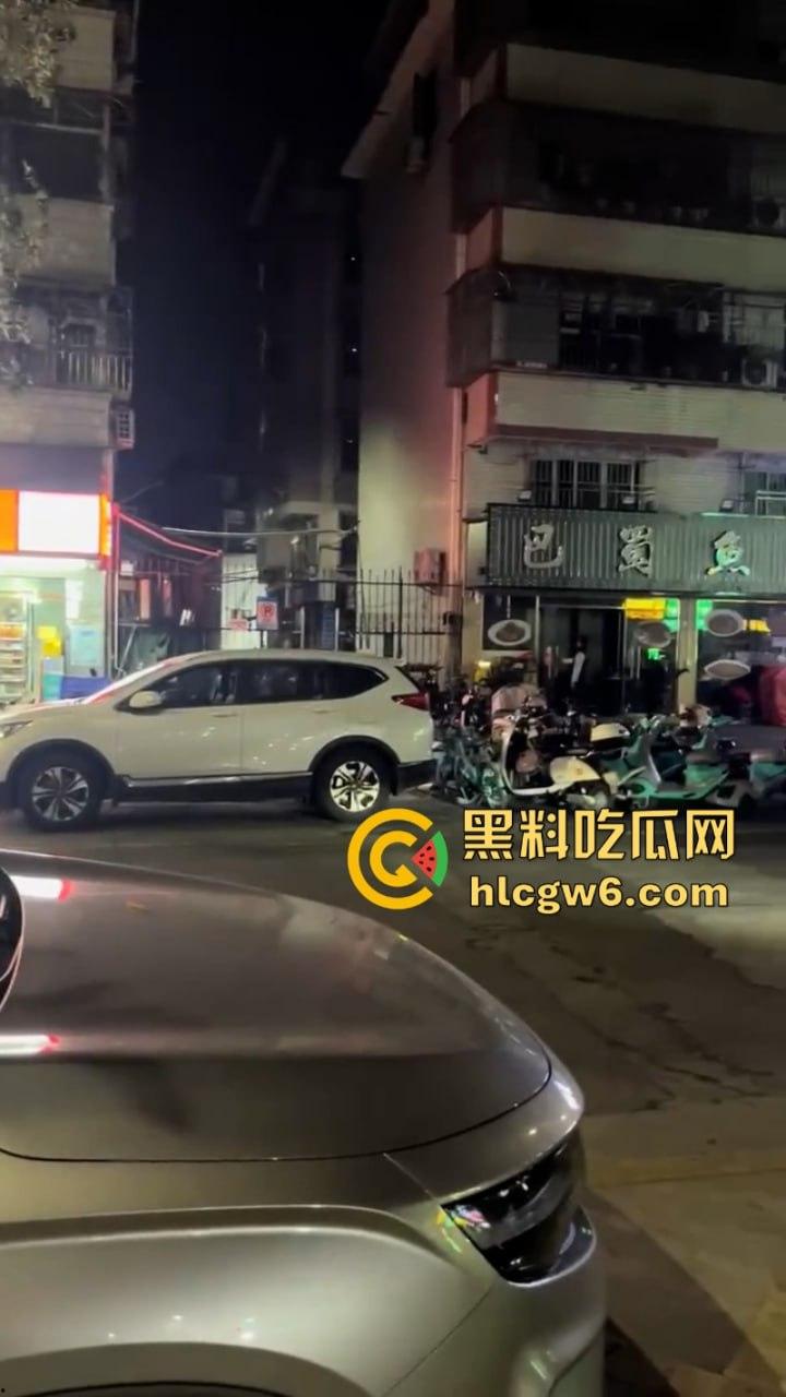 四川街覇店老板恶意往电瓶车上泼油被硬核美女车主拍视频曝光 引无数网友差评攻击关门大吉-9