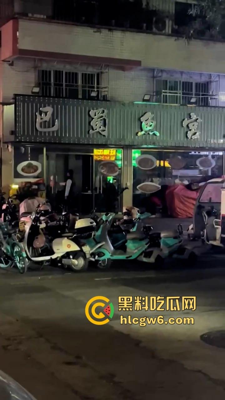 四川街覇店老板恶意往电瓶车上泼油被硬核美女车主拍视频曝光 引无数网友差评攻击关门大吉-11