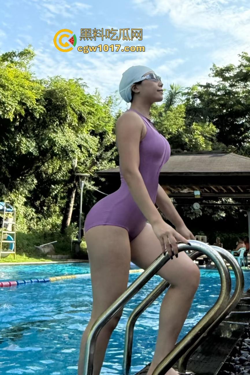 超高颜值新疆母狗极致调教！拴狗链满地爬，口交抛媚眼像要吃了观众，连体黑丝戴眼罩，跳蛋塞B还被皮鞭甩穴！-1