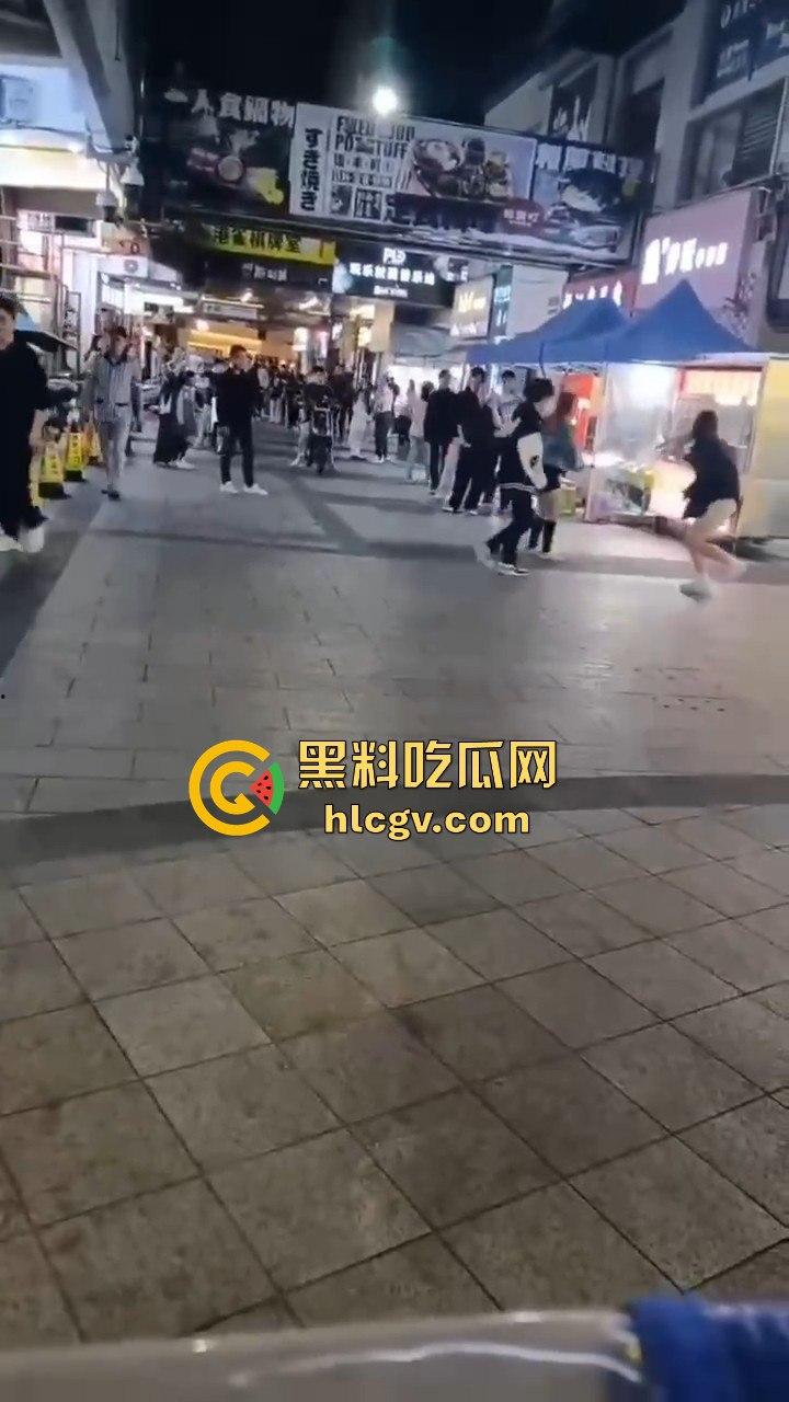 温州龙港财富广场精神小妹街头开打，围观群众看得热闹非凡-4