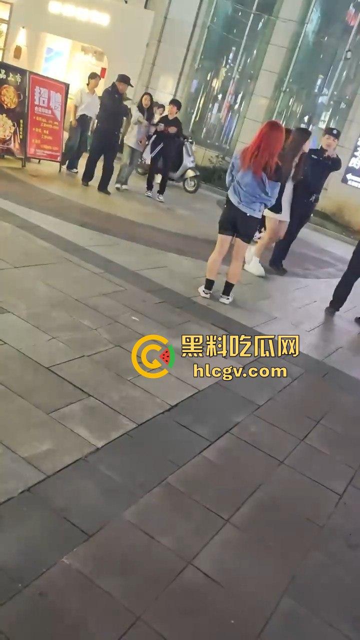 温州龙港财富广场精神小妹街头开打，围观群众看得热闹非凡-10