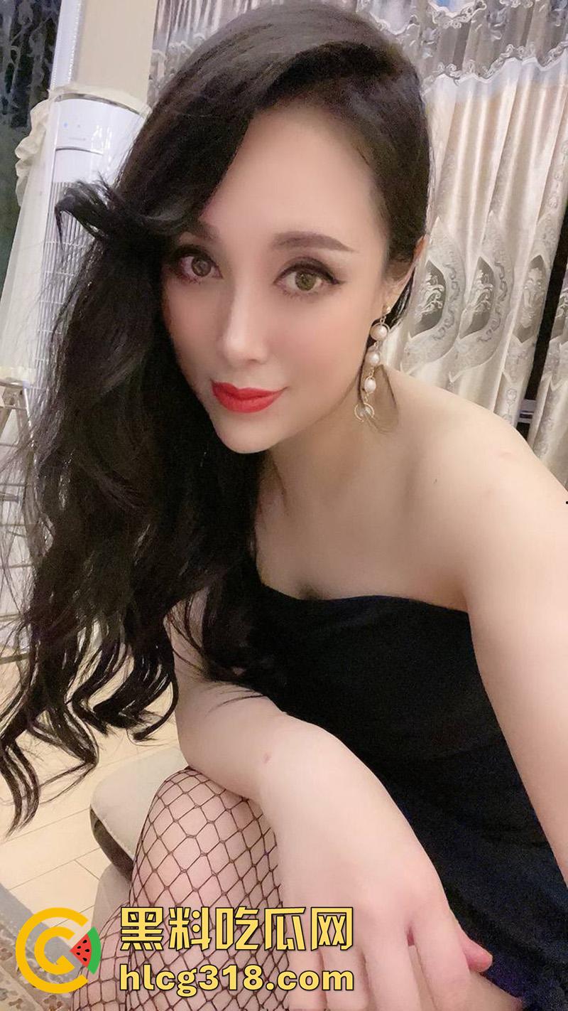 沈阳罗曼达商K极品骚妇【平姐】,靠快手擦边秀黑丝美腿,包厢约炮客人啪啪,据说骚逼还有老公呢!-4