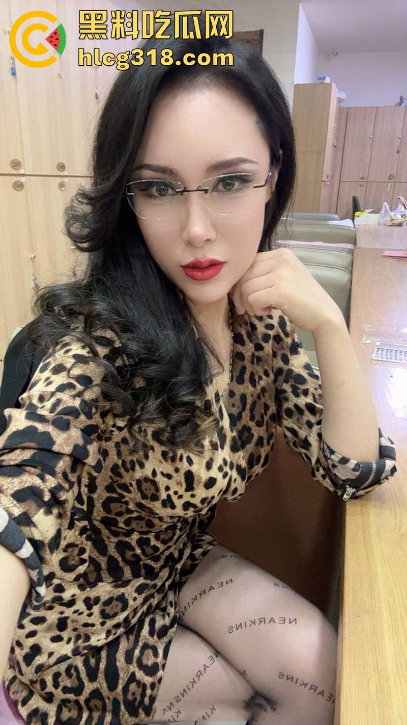 沈阳罗曼达商K极品骚妇【平姐】,靠快手擦边秀黑丝美腿,包厢约炮客人啪啪,据说骚逼还有老公呢!-6