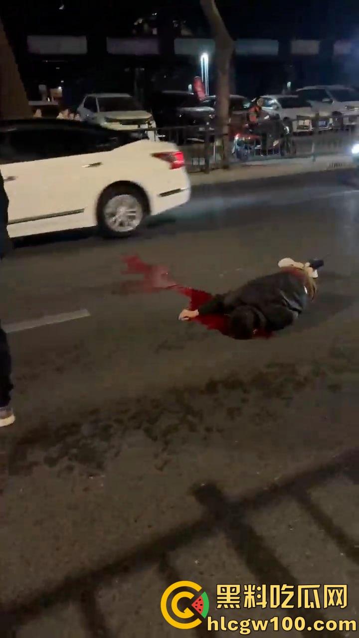 痛心！汕头长江路突发悲剧，电动车男子与汽车相撞瞬间丧命，汽车冲毁护栏-3