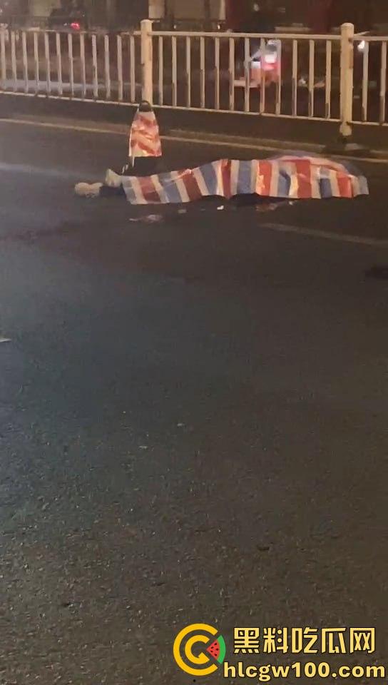 痛心！汕头长江路突发悲剧，电动车男子与汽车相撞瞬间丧命，汽车冲毁护栏-6