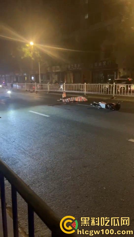 痛心！汕头长江路突发悲剧，电动车男子与汽车相撞瞬间丧命，汽车冲毁护栏-7