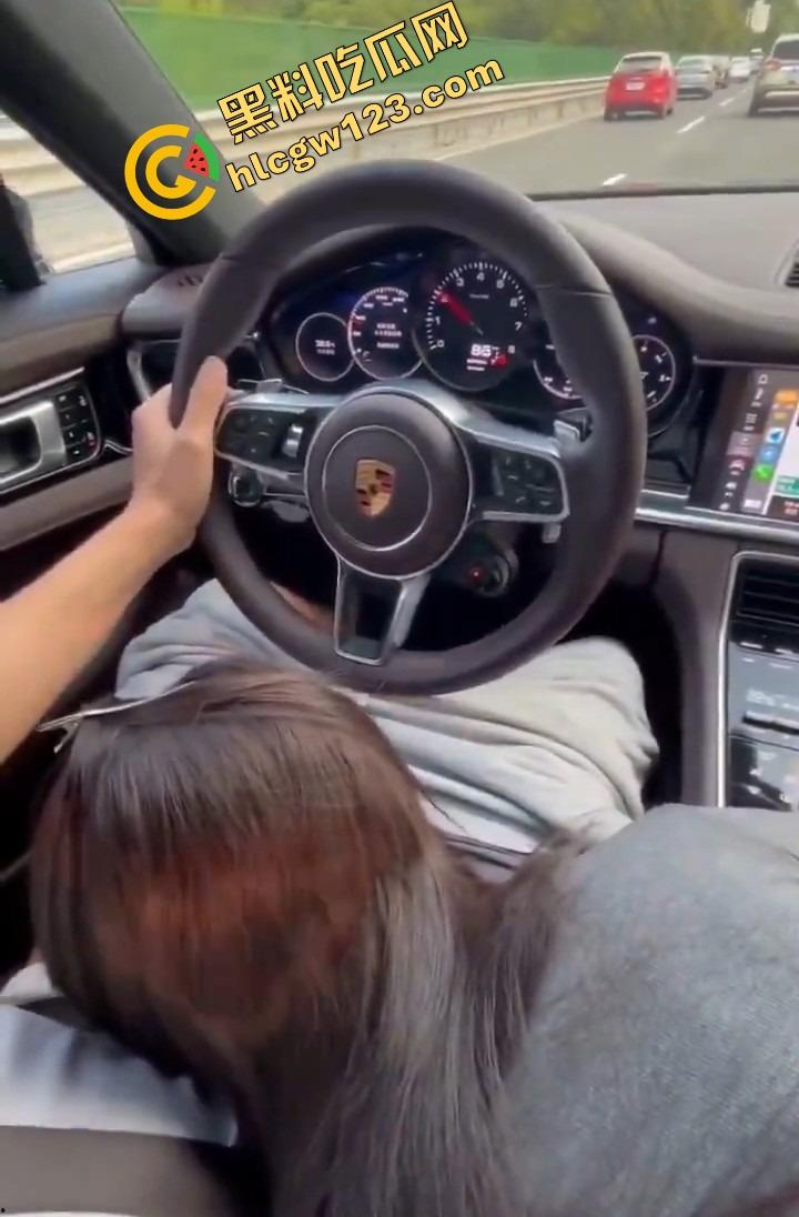 保时捷最佳宣传片！大奶妹子全裸趴身上口爆，80码高速路上舔到精尽人亡，绝世口技嗦声盖过发动机！-14