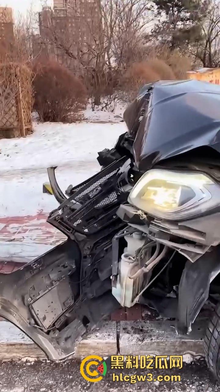 吉林妙龄女开奔驰撞倒电线杆车头损毁严重 乐观表示：红灯都没闯过-2