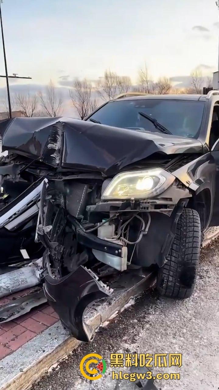 吉林妙龄女开奔驰撞倒电线杆车头损毁严重 乐观表示：红灯都没闯过-3