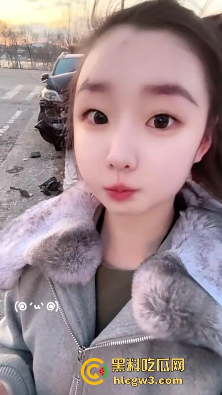 吉林妙龄女开奔驰撞倒电线杆车头损毁严重 乐观表示：红灯都没闯过-4