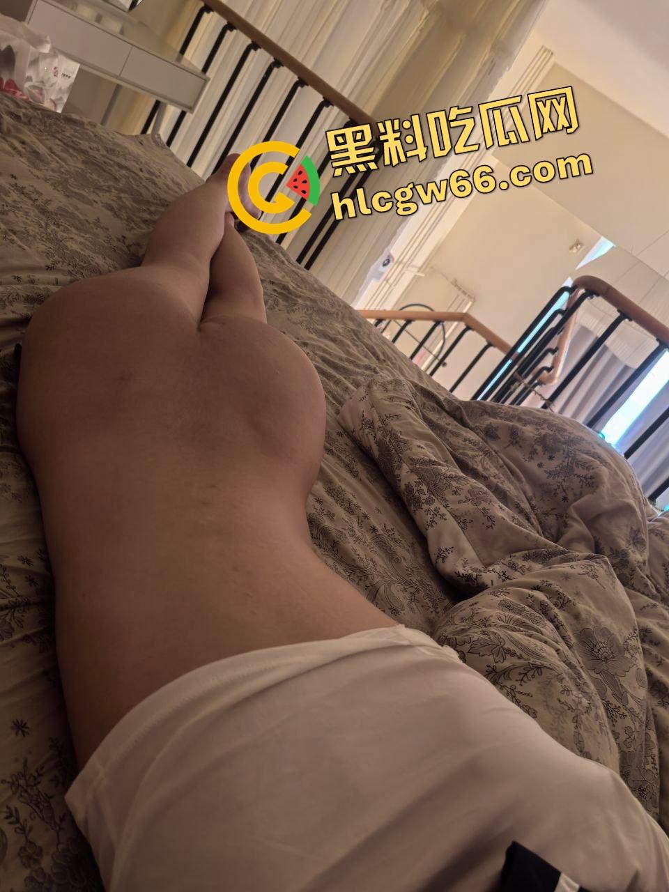 福州最骚反差婊『孙俞』白天装学霸晚上嫩鲍喷水被操翻,边叫边夹射三次,一炮下去榨出整瓶营养快线!-2