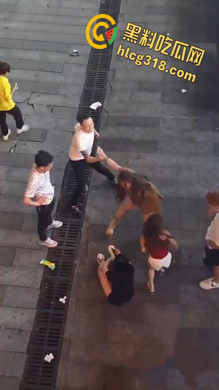 精神小妹街头撕逼大战，现场大奶子都打的一甩一甩的露出来了，毫不在意继续干瓜友们爱看！-4