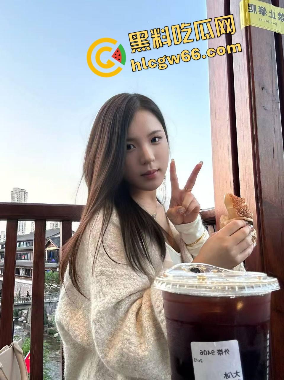 福州最骚反差婊『孙俞』白天装学霸晚上嫩鲍喷水被操翻,边叫边夹射三次,一炮下去榨出整瓶营养快线!-4