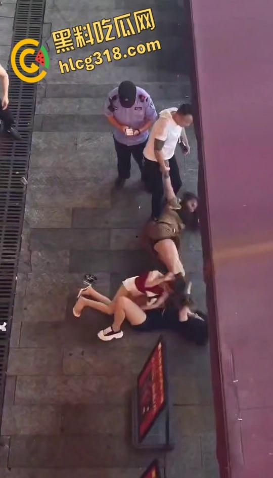 精神小妹街头撕逼大战，现场大奶子都打的一甩一甩的露出来了，毫不在意继续干瓜友们爱看！-6