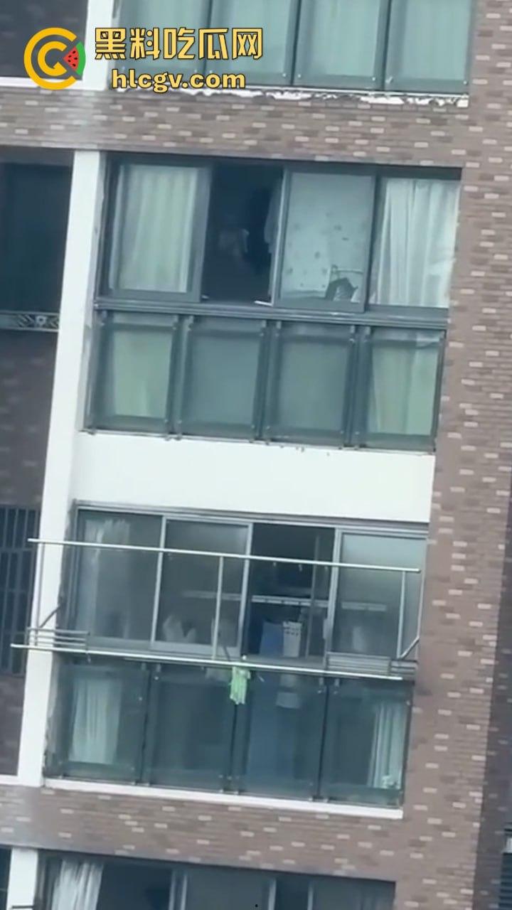 江苏大爷阳台练功不慎坠楼 挂窗户俩小时随风摇曳 视频曝光惊险瞬间-7