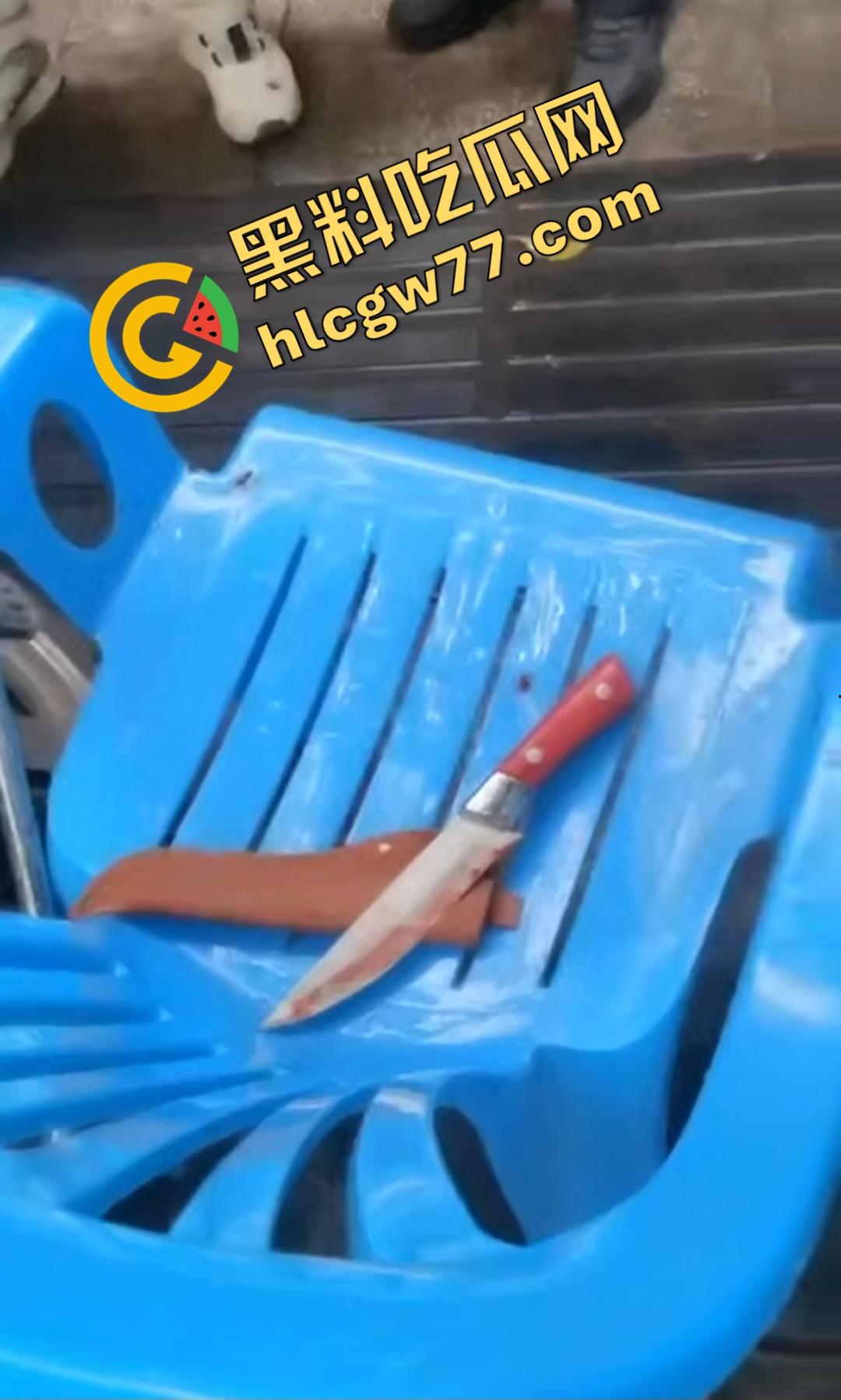 四川内江停车争执引血腥屠杀！刀仔狂捅59岁大叔致死，嫌犯被抓家属上去狂殴，警察都拦不住！-2