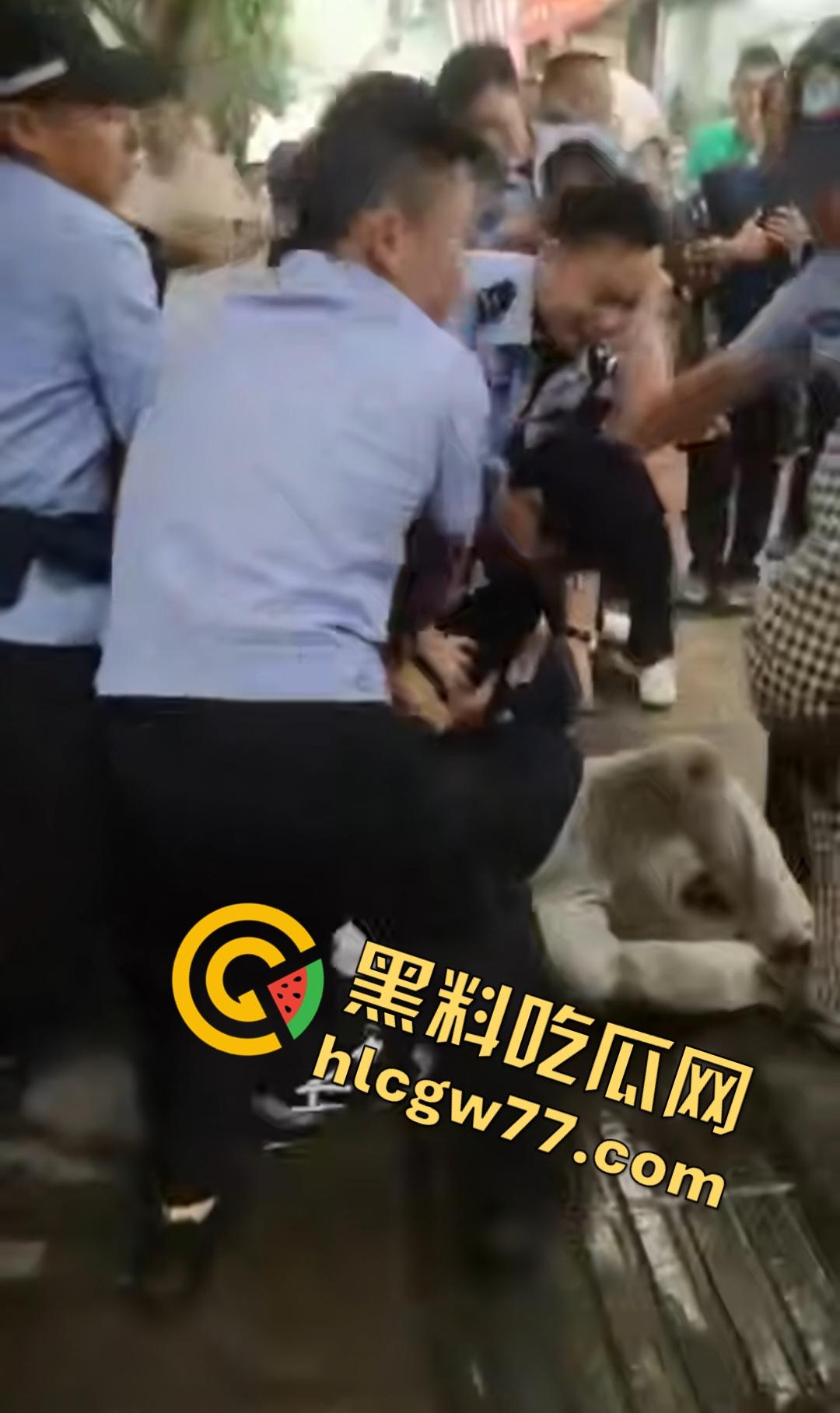 四川内江停车争执引血腥屠杀！刀仔狂捅59岁大叔致死，嫌犯被抓家属上去狂殴，警察都拦不住！-5