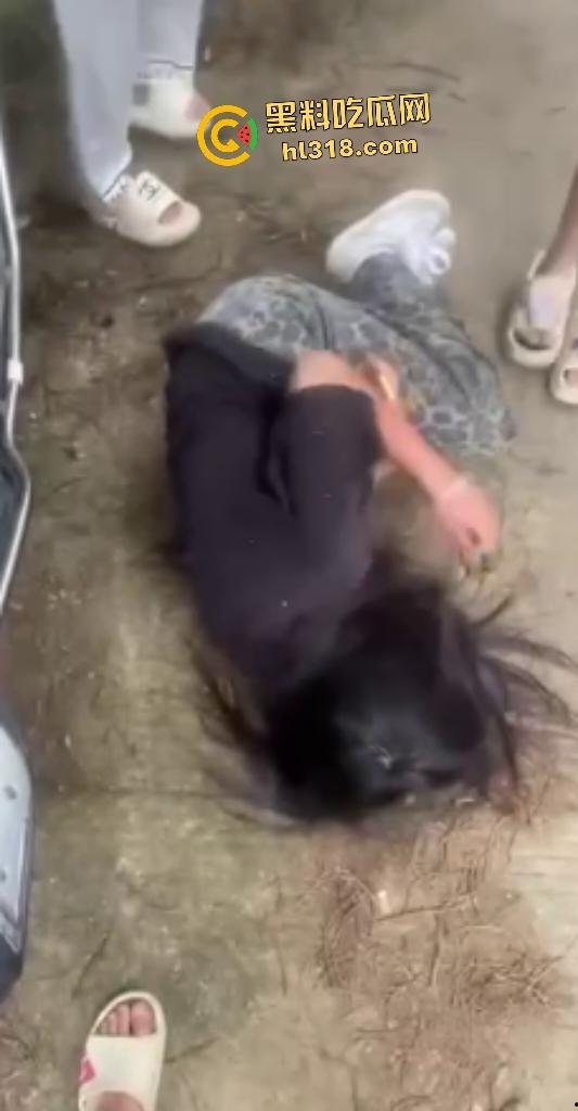 江西万载惊现户外学生霸凌!群殴脱衣羞辱,扇巴掌脚踹狠到脑震荡,男的还被要求跪下当儿子!-3