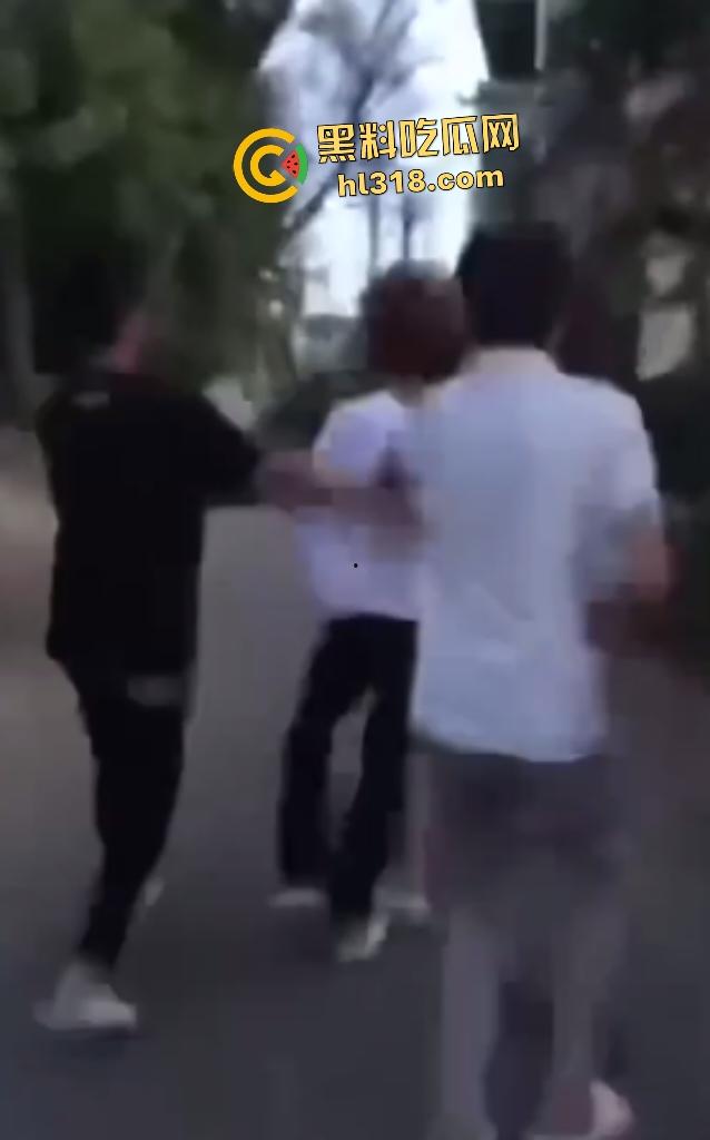 江西万载惊现户外学生霸凌!群殴脱衣羞辱,扇巴掌脚踹狠到脑震荡,男的还被要求跪下当儿子!-5