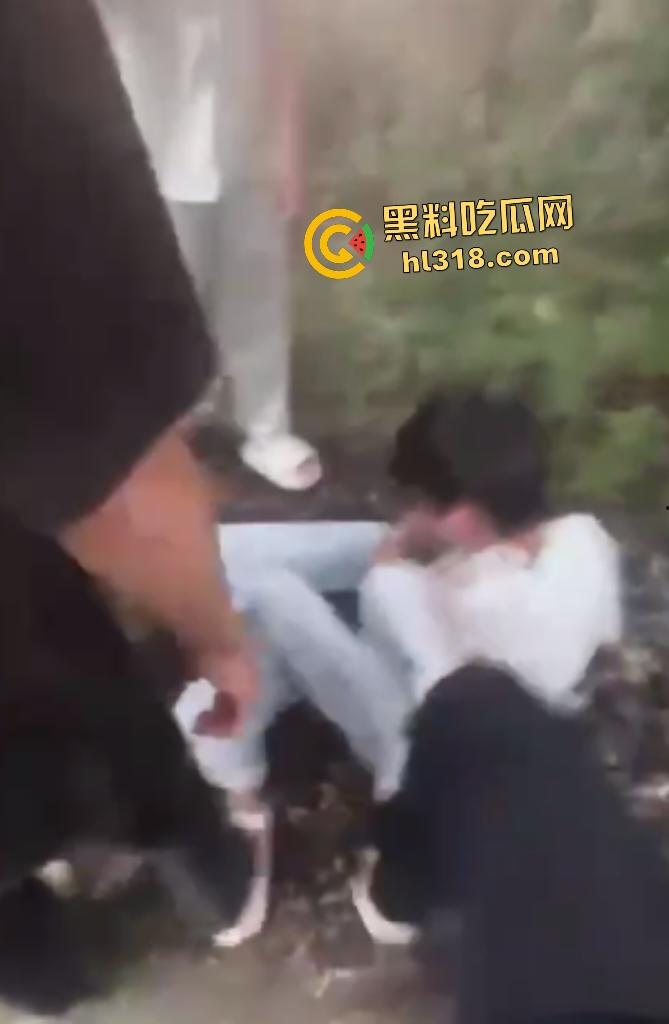 江西万载惊现户外学生霸凌!群殴脱衣羞辱,扇巴掌脚踹狠到脑震荡,男的还被要求跪下当儿子!-7