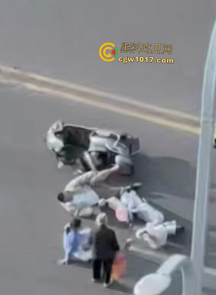 上饶电动车“奥斯卡”撞车大戏，大哥躺地飙演技假装植物人，女人快起来了他还全躺装死，影帝快起来领奖了！-1