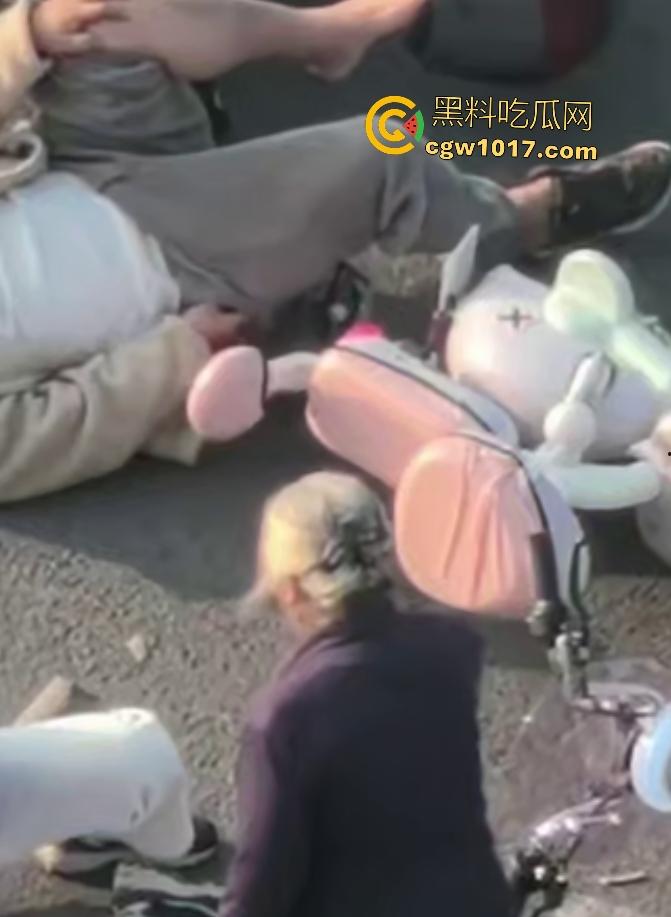 上饶电动车“奥斯卡”撞车大戏，大哥躺地飙演技假装植物人，女人快起来了他还全躺装死，影帝快起来领奖了！-2