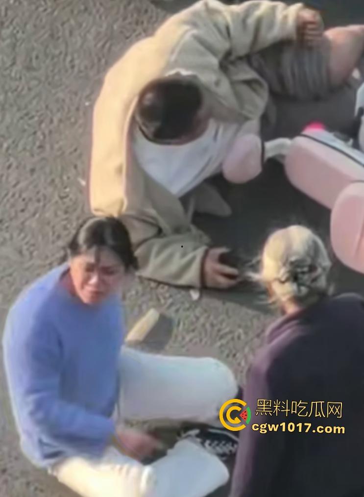 上饶电动车“奥斯卡”撞车大戏，大哥躺地飙演技假装植物人，女人快起来了他还全躺装死，影帝快起来领奖了！-4