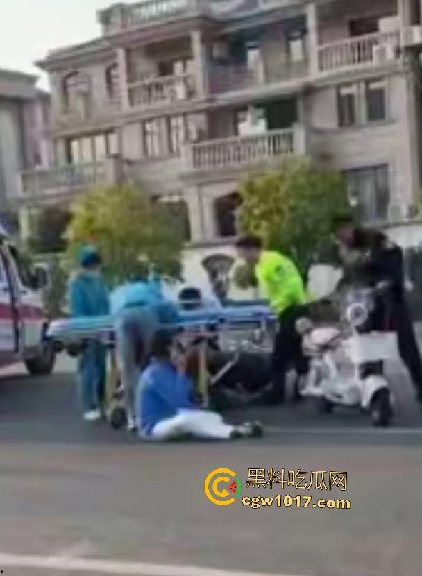 上饶电动车“奥斯卡”撞车大戏，大哥躺地飙演技假装植物人，女人快起来了他还全躺装死，影帝快起来领奖了！-6