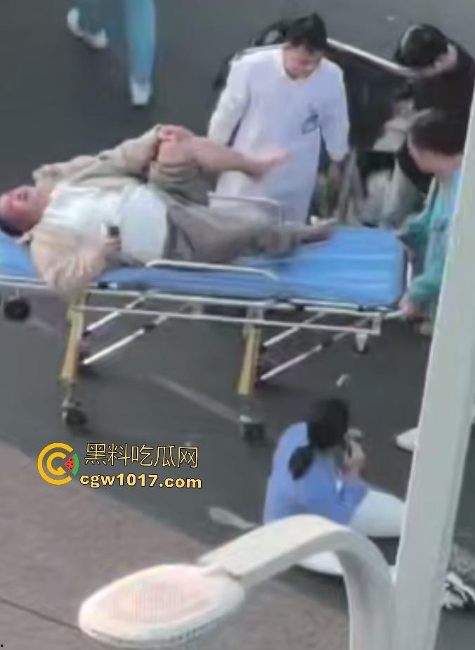 上饶电动车“奥斯卡”撞车大戏，大哥躺地飙演技假装植物人，女人快起来了他还全躺装死，影帝快起来领奖了！-7