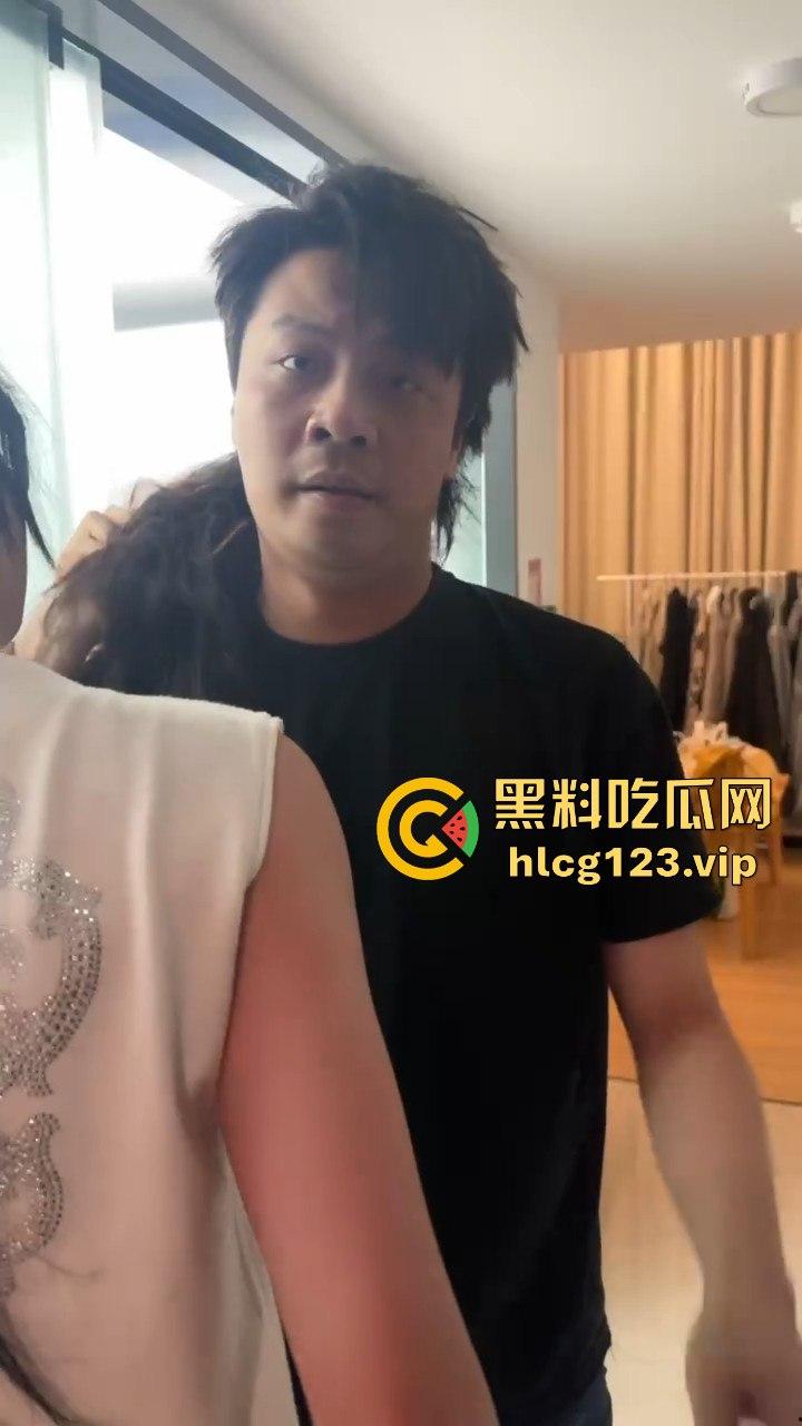 汕头知名男歌手【七万】出轨实锤！原配抓小三怒薅头发，七万护小三被骂软饭男！-6