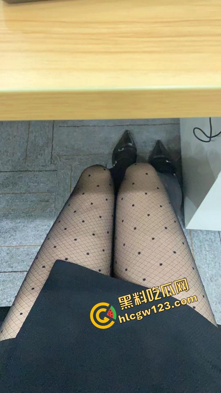 这秘书骚得要命，结婚照样每天黑丝高跟上班，撅屁股装掉笔逼都快露出来了，鸡巴都被看肿了！-7