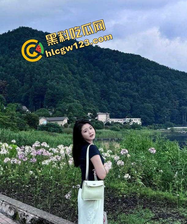 青岛极品幼师露脸抠逼泄露，讲完童话回家自慰表情媚到不行，骚到像开了九次房后再爱一次的脸！-9